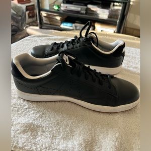 BLACK AND WHITE LEATHER OLD SCHOOL NIKE… SIZE 9.5 MEDIUM… WOMENS… TRUE TO SIZE